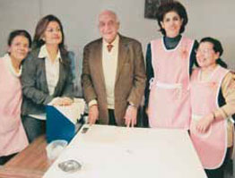 Mr Georges Naccache entour� de Souad Karam,
                    Najwa Saadeh,Edith Hobeika et Samira Haddad